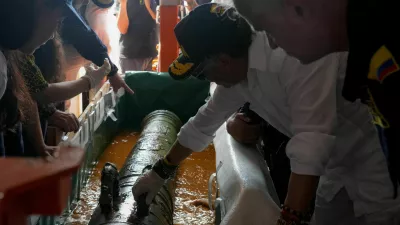 Colombian President Gustavo Petro oversees the recovery of a bronze cannon from the wreck of the San Jose galleon during an extraction operation off the coast of Cartagena, Colombia, November 20, 2025. Colombian Presidency/Handout via REUTERS THIS IMAGE HAS BEEN SUPPLIED BY A THIRD PARTY. MANDATORY CREDIT / Foto: Colombian Presidency