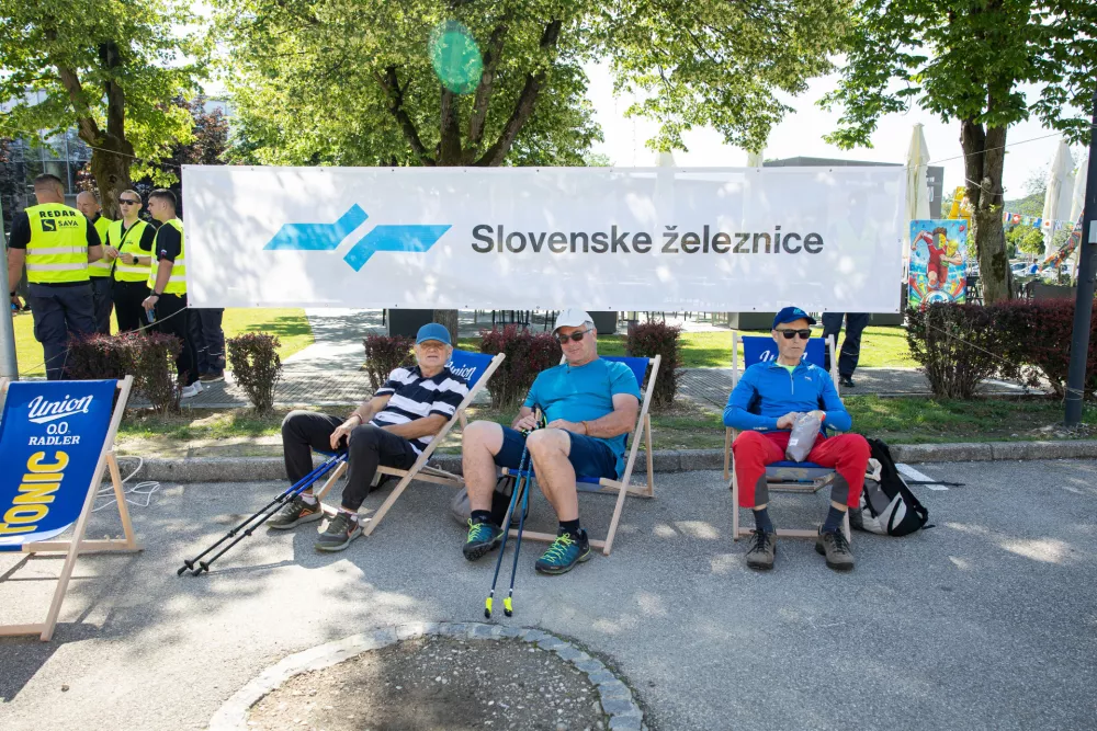Zasluženi počitek v kotičku Slovenskih železnic. / Foto: Koka Press, Katja Kodba