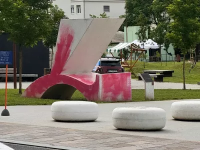 Pobarvali spomenik izbrisanim pred Centrom Rog.