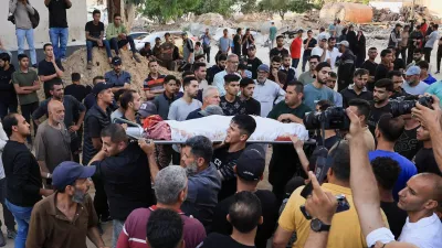  SENSITIVE MATERIAL. THIS IMAGE MAY OFFEND OR DISTURB  Mourners carry the body of a Palestinian, who was killed in an Israeli strike on a tent encampment, according to medics, in Gaza City June 6, 2026. REUTERS/Dawoud Abu Alkas