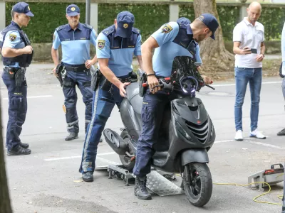 11.7.2025 - policija, nadzor prometa, lahka motorna vozila, skuter, moped, varnost v prometruFoto: Luka Cjuha