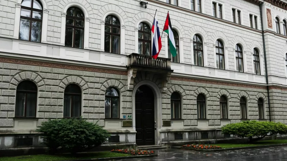 Palestinska zastava izobe&scaron;ena nad vhodom v urad predsednice države Pirc Musar Erjavčeva 17 Ljubljana