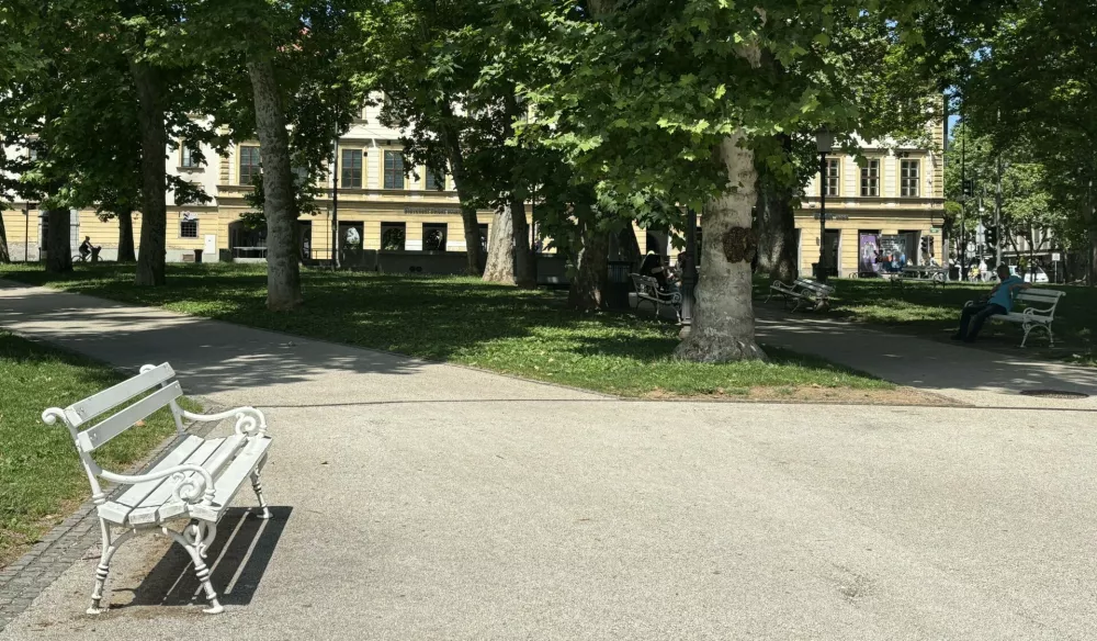 Že v dopoldanskih urah se večina raje usede v senčne dele parka. 