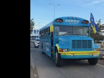 &Scaron;e posebej simpatičen je napis na avtobusu, ki bi ga lahko prevedli v smislu: Oprostite nam, toda tudi mi smo prispeli. / Foto: Zajem Zaslona