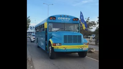 &Scaron;e posebej simpatičen je napis na avtobusu, ki bi ga lahko prevedli v smislu: Oprostite nam, toda tudi mi smo prispeli. / Foto: Zajem Zaslona