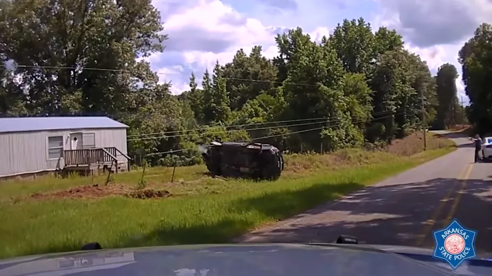 Pregon se je končal s prevrnjenim avtomobilom. / Foto: Arkansas State Police