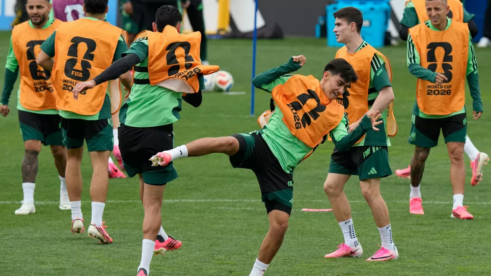 Mexico's Gilberto Mora and teammates warm up during a training in Mexico City, Wednesday, June 10, 2026, ahead of their opening match against South Africa at the FIFA World Cup. (AP Photo/Fernando Llano) / Foto: Fernando Llano