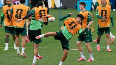 Mexico's Gilberto Mora and teammates warm up during a training in Mexico City, Wednesday, June 10, 2026, ahead of their opening match against South Africa at the FIFA World Cup. (AP Photo/Fernando Llano) / Foto: Fernando Llano