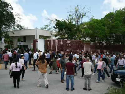 Employees return to the Federal Judiciary building following an evacuation after a 6.1-magnitude earthquake struck off the coast of Cuba and was felt in the resort cities of Cancun, Playa del Carmen and Tulum, in Cancun, Mexico, June 8, 2026. REUTERS/Paola Chiomante