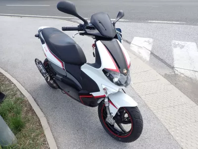 predelano kolo z motorjem, moped, skuter