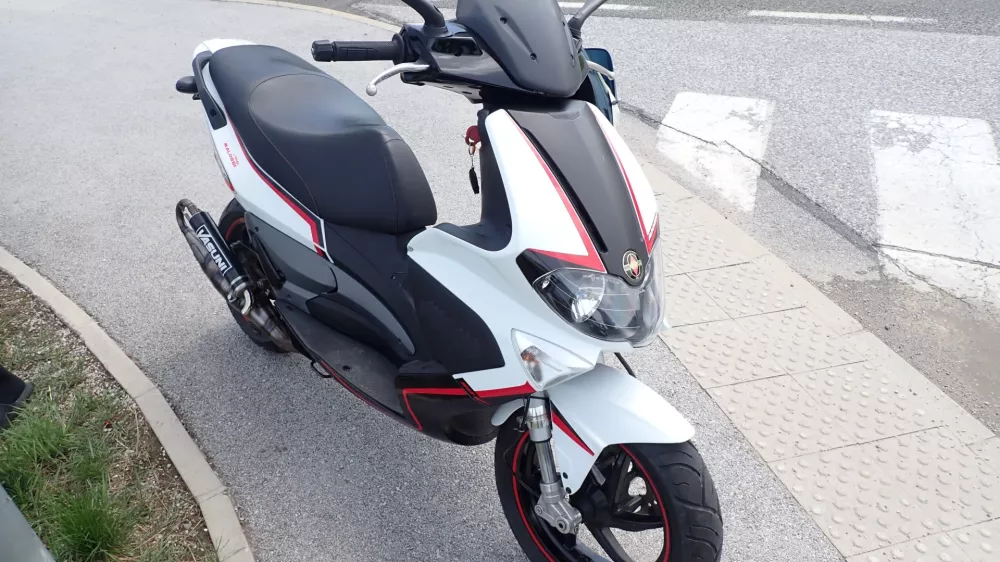 predelano kolo z motorjem, moped, skuter