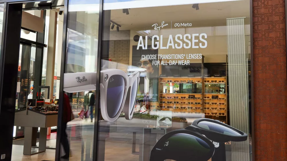 24.09.2025, Deutschland, NRW, K?nstliche Intelligenz, Optiker-Schaufenster mit einer Werbung f?r Ray-Ban Meta AI Sonnenbrillen, KI, Brillen, Ray Ban, Brille mit Videofunktion, Deutschland *** 24 09 2025, Germany, NRW, artificial intelligence, opticians shop window with an advertisement for Ray Ban Meta AI sunglasses, AI, glasses, Ray Ban, glasses with video function, Germany Copyright: xD.xKerlekin/SnowfieldxPhotographyx SF240925RayBanD1No Use Switzerland. No Use Germany. No Use Japan. No Use Austria