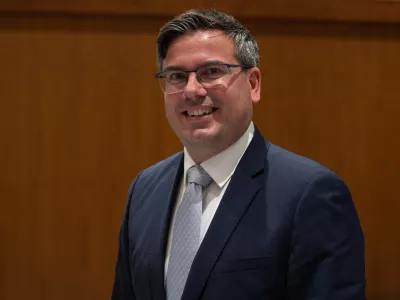 Ljubljana, DZ.Izredna seja DZ, na kateri so med drugim po nujnem postopku odlocali o noveli zakona o drzavni upravi ter glasovali o odlocitvi kolegija, da se predloga sprememb zakona o delovnih razmerjih in zakona o lokalnih volitvah obravnavata po skrajsanem postopku.Poslanec NSi Andrej Cernigoj.