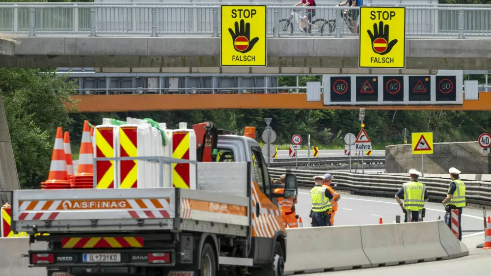 Police officers and Asfinag employees stand at the closed toll station on the Brenner highway. Due to a demonstration on the Brenner highway, the most important traffic connection between Germany and Italy is almost completely blocked in both directions.