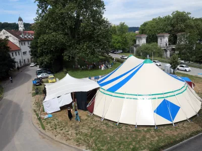 09.06.2026 - cirkus na Ambroževem trgu,festival Klovenbuf, klovnadaFoto: Tomaž Skale