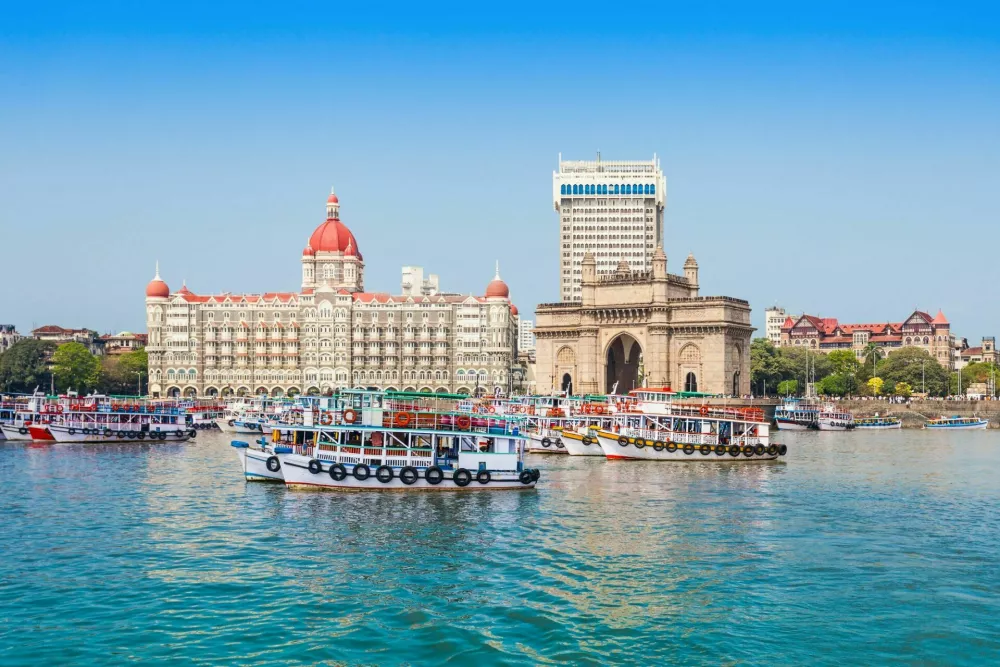 The Gateway of India and boats as seen from the Mumbai Harbour in Mumbai, India / Foto: Saiko3p