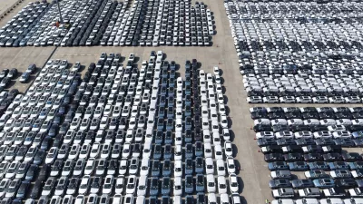 FILE -An aerial view of new cars awaiting export to oversea markets is seen at a port in Shanghai, March 10, 2026. (Chinatopix via AP, File) / Foto: 