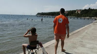 - Primorska 2014 - Ankaran - Jadranska obala - plaa - reevalec iz vode - reevalni obroč - varnost na kopqaličih - naravno kopaliče///FOTO: Luka Cjuha / Foto: Luka Cjuha