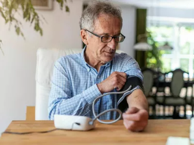 Senior man using medical device to measure blood pressure / Foto: Piksel
