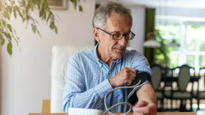 Senior man using medical device to measure blood pressure / Foto: Piksel