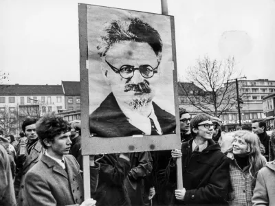 Zahodnonem&scaron;ki &scaron;tudenti med protesti s sliko Trockega. / Foto: Ludwig Binder/wikipedia
