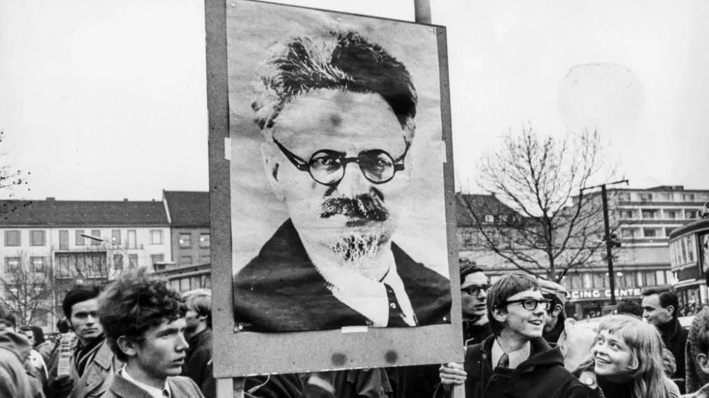 Zahodnonem&scaron;ki &scaron;tudenti med protesti s sliko Trockega. / Foto: Ludwig Binder/wikipedia