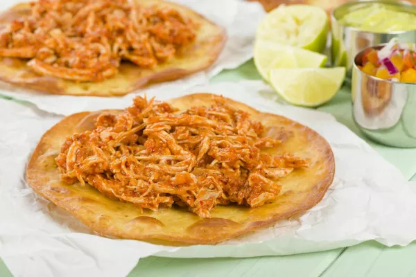 Mexican crispy corn tortilla topped with chicken tinga. Served with pico de gallo, guacamole and crema mexicana. / Foto: Paul_brighton
