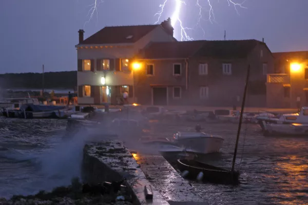 Na&scaron;i predniki so verjeli, da je udar strele v hi&scaron;o ali drevo posebno sporočilo ali svarilo. / Foto: Luka Cjuha