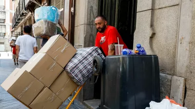 A worker transports boxes and a bag during a heatwave in Madrid, Spain, July 6, 2026. REUTERS/Violeta Santos Moura / Foto: Violeta Santos Moura