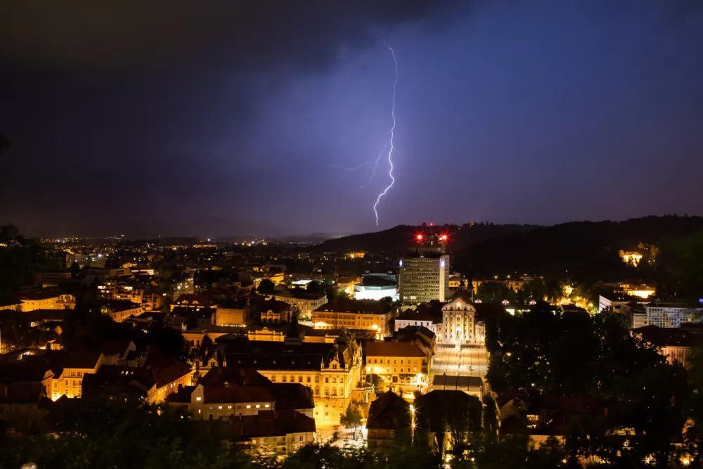 - 29.07.2020 - Strela med nevihto nad Ljubljano //FOTO: Bojan Velikonja / Foto: Bojan Velikonja