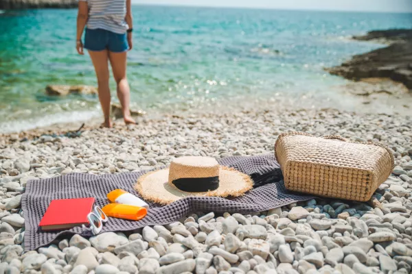 sea stuff at blanket at rocky beach copy space / Foto: Istockphoto