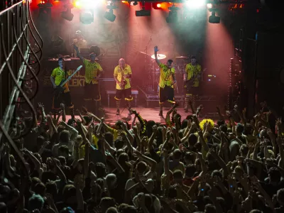 Dubioza Kolektiv je med najbolj priljubljenimi skupinami tudi pri nas. Sestavljajo jo glasbeniki iz nekdanjih jugoslovanskih republik, tudi Slovenije. / Foto: Profimedia