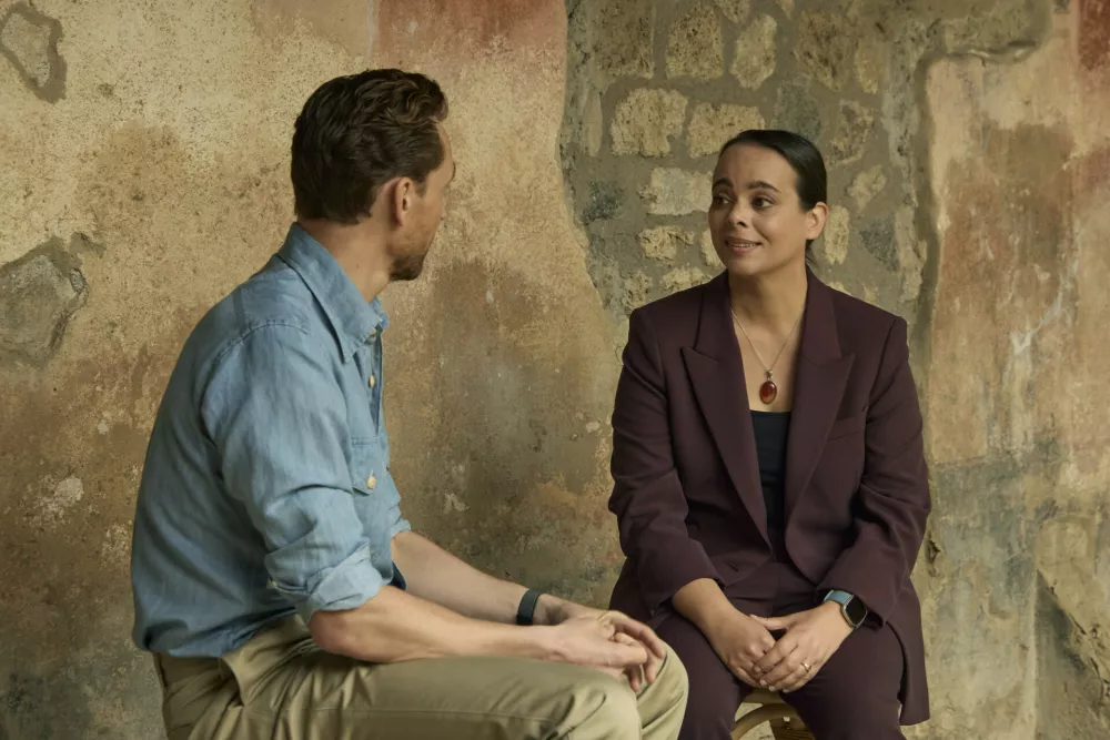 Tom Hiddleston talks with Dr. Sarita Robinson in the house of Julia Felix at Pompeii. (National Geographic/Paolo Verzone) / Foto: Paolo Verzone