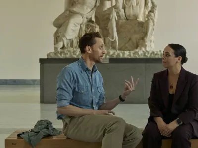 Tom Hiddleston and Dr. Sarita Robinson discuss the history of Pompeii from inside the National Archaeological Museum of Naples. (National Geographic/Paolo Verzone) / Foto: Paolo Verzone