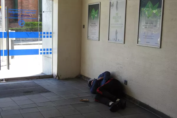 4th May 2019, Dublin, Ireland. Homeless person sleeping in Connolly Train Station entrance, Amiens Street, Dublin City Centre. / Foto: Derick Hudson Getty Images