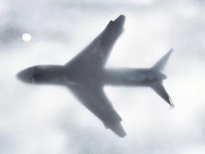 drawing of a plane with spray paint on black paper background / Foto: Curtoicurto Getty Images