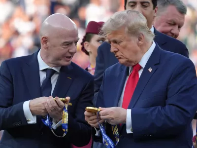 FIFA President Gianni Infantino, left, and President Donald Trump comment on the medals as they wait to congratulate the Spanish players after the World Cup final soccer match between Spain and Argentina in East Rutherford, N.J., near New York, Sunday, July 19, 2026. (AP Photo/Jacquelyn Martin) / Foto: Jacquelyn Martin