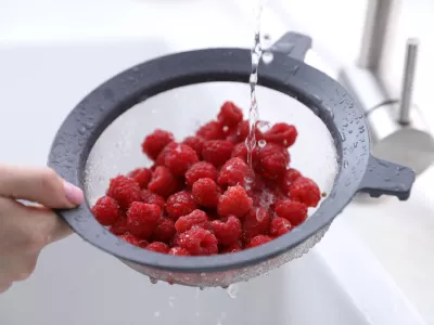 Woman washing raspberries in sieve at sink, closeup / Foto: Olga Yastremska Getty Images