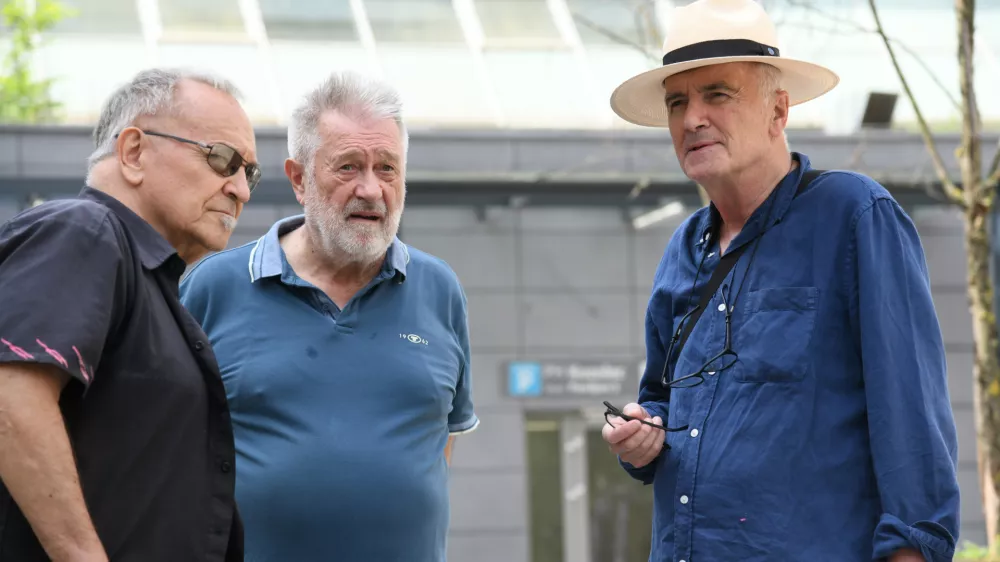 Ljubljana, pred klubom K4.Novinarska konferenca ob najavi pobude za razpis referenduma o noveli zakona o parlamentarni preiskavi.Kolumnist, glasbeni promotor in aktivist Igor Vidmar, sociolog Rastko Mocnik in kolumnist Vlado Miheljak.