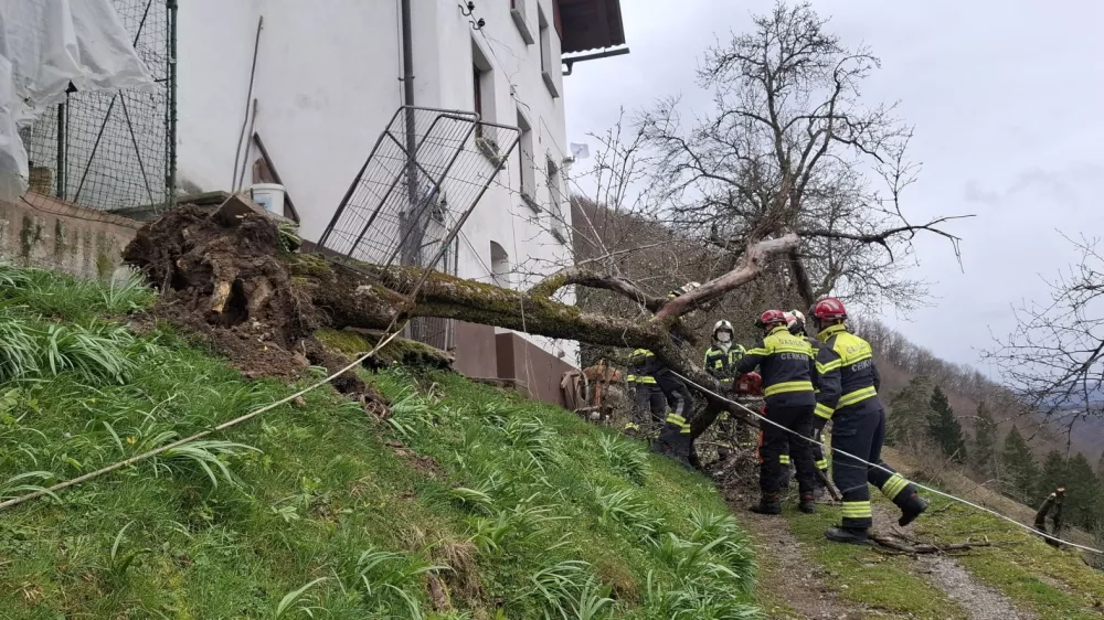 Na območju občine Cerkno poteka intervencija večjega obsega zaradi močnega vetra. Tekom dneva so gasilci posredovali na vsaj 25 intervencijah in sicer pri prekrivanju streh objektov (19 objektov), odpiranju cest ter razbremenitvi telefonskih linij zaradi podrtega drevja. Najbolj prizadeta so območja Bukovega, Zakriža, Gorje ter Cerkno. Aktiviranih je bilo več kot 80 gasilcev iz večine prostovoljnih dru&scaron;tev v občini. Ekipe gasilcev so &scaron;e vedno na terenu, kjer odpravljajo posledice vetroloma, drugi ostajajo v pripravljenosti.Trenutno ostaja zaprta cesta Zakriž-Ravne.Neugodni vremenski pojavi so napovedani tudi za naslednje ure, zato gasilci in civilna za&scaron;čita svetujejo, da najprej poskrbite za svojo varnost, spremljate obvestila, se zadržujete v zaprtih prostorih ter se izogibate bližine elektirčnih daljnovodov ter povr&scaron;in poraslih z drevjem.Ker &scaron;e vedno močno piha se na posameznih objektih ne izvajajo aktivnosti, ker je prenevarno za re&scaron;evalce. Sanacija bo potekala tekom jutri&scaron;njega dne (petek 27.3.).