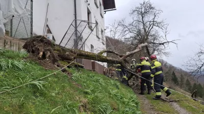 Na območju občine Cerkno poteka intervencija večjega obsega zaradi močnega vetra. Tekom dneva so gasilci posredovali na vsaj 25 intervencijah in sicer pri prekrivanju streh objektov (19 objektov), odpiranju cest ter razbremenitvi telefonskih linij zaradi podrtega drevja. Najbolj prizadeta so območja Bukovega, Zakriža, Gorje ter Cerkno. Aktiviranih je bilo več kot 80 gasilcev iz večine prostovoljnih dru&scaron;tev v občini. Ekipe gasilcev so &scaron;e vedno na terenu, kjer odpravljajo posledice vetroloma, drugi ostajajo v pripravljenosti.Trenutno ostaja zaprta cesta Zakriž-Ravne.Neugodni vremenski pojavi so napovedani tudi za naslednje ure, zato gasilci in civilna za&scaron;čita svetujejo, da najprej poskrbite za svojo varnost, spremljate obvestila, se zadržujete v zaprtih prostorih ter se izogibate bližine elektirčnih daljnovodov ter povr&scaron;in poraslih z drevjem.Ker &scaron;e vedno močno piha se na posameznih objektih ne izvajajo aktivnosti, ker je prenevarno za re&scaron;evalce. Sanacija bo potekala tekom jutri&scaron;njega dne (petek 27.3.).