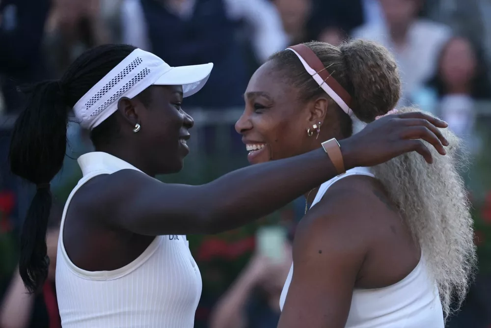 Tennis - Queen's Club Championships - Queen's Club, London, Britain - June 9, 2026 Serena Williams of the U.S. and Canada's Victoria Mboko celebrate after winning their round of 16 doubles match against Nicole Melichar-Martinez of the U.S. and New Zealand's Erin Routliffe REUTERS/Toby Melville