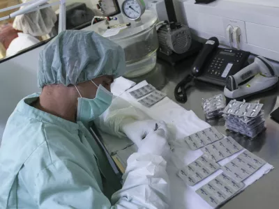 - proizvodnja zdravil - biofarmacevtski izdelki - probioti?no zdravilo Linex - farmacija - zdravila - zdravstvo -- 23.04.2015 - Podjetje Sandoz Biofarmacevtika LEK Menge?, farmacevtsko podjetje - razvoj podobnih biolo?kih zdravil, dogodek z naslovom Pomen mikrobiote in probiote za na?e zdravje in ogled prizvodnje linije:,  //FOTO: Jaka Gasar