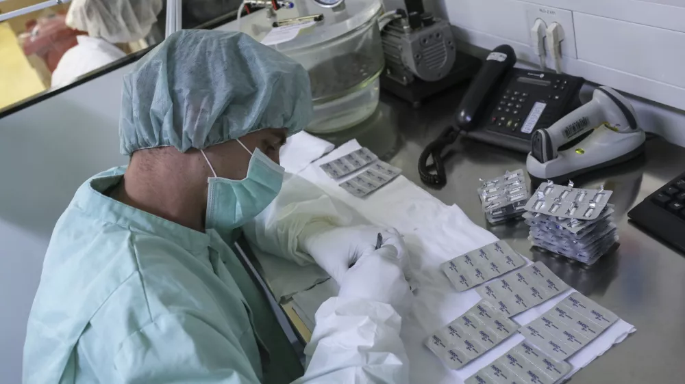 - proizvodnja zdravil - biofarmacevtski izdelki - probioti?no zdravilo Linex - farmacija - zdravila - zdravstvo -- 23.04.2015 - Podjetje Sandoz Biofarmacevtika LEK Menge?, farmacevtsko podjetje - razvoj podobnih biolo?kih zdravil, dogodek z naslovom Pomen mikrobiote in probiote za na?e zdravje in ogled prizvodnje linije:,  //FOTO: Jaka Gasar
