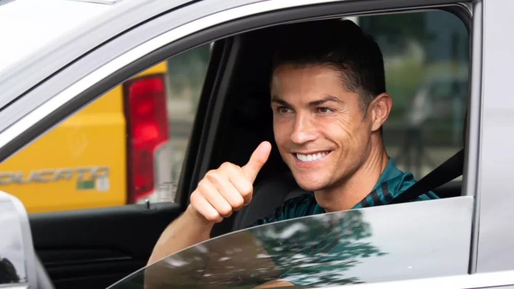 TURIN, ITALY - MAY 19: Juventus' Portuguese forward Cristiano Ronaldo exit in his car to resume training after a quarantine on May 19, 2020 at the club's Continassa training ground in Turin, as the country's lockdown is easing after over two months, aimed at curbing the spread of the COVID-19 infection, caused by the novel coronavirus. during the Cristiano Ronaldo arrival at the Turin on May 19, 2020 in Turin Italy (Photo by Mattia Ozbot/Soccrates/Getty Images) / Foto: Soccrates Images