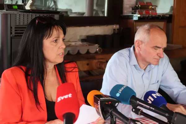 Kozina, gostilna Na burji.Novinarska konferenca druzbe Marinblu.Direktorica Rosana Sustar in odvetnik Milan Vajda.