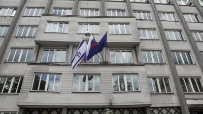 - izraelska, slovenska in evropska zastava na poslopju slovenske vlade - 15.05.2021 – Vlada Republike Slovenije - izobešena zastava Izraela na pročelju poslopja vlade v znak solidarnosti z Izraelom - Gregorčičeva ulica //FOTO: LUKA CJUHA.