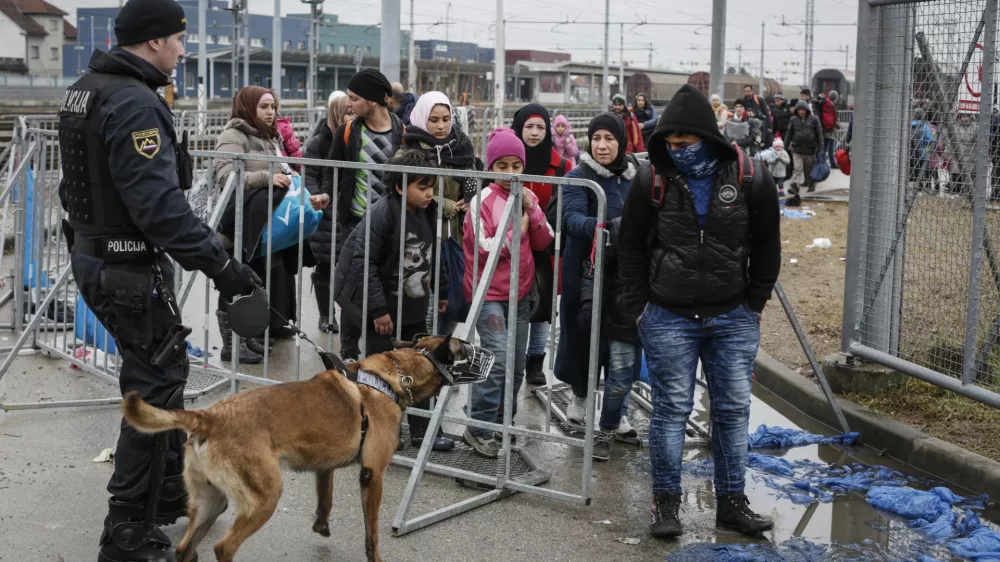 - 17.02.2016 - Železni&scaron;ka postaja Dobova - - Begunci 2016 - migracije po zahodni balkanski poti - migracijska pot beguncev iz Sirije, Afganistana in Iraka čez Balkan proti zahodni Evropi - evropska begunska kriza - migranti   ///FOTO: Luka Cjuha.