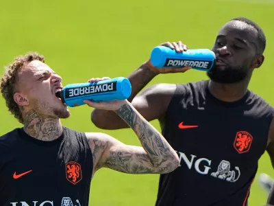Netherlands' Noa Lang, left and Brian Brobbey take a hydration break during practice for the World Cup soccer tournament, Wednesday, June 10, 2026 in Riverside, Mo. (AP Photo/Charlie Riedel)