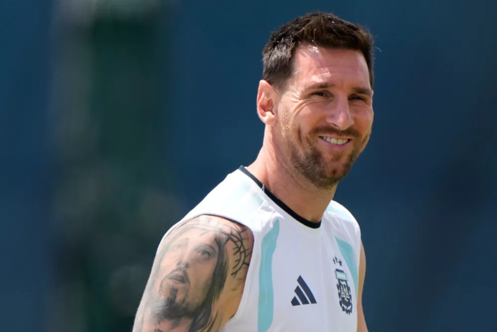 Argentina's Lionel Messi walks to training for the the World Cup soccer tournament Tuesday, June 23, 2026, in Kansas City, Kan. (AP Photo/Charlie Riedel) / Foto: Charlie Riedel